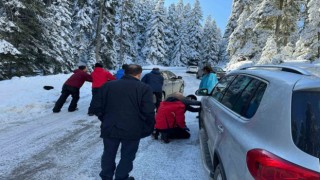 Kartalkaya yolu tatilcilere çile oldu: Yolda kalan araçları iterek kurtarmaya çalıştılar