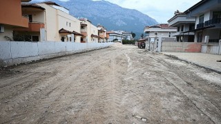 Kemer Belediyesi, Kuzdere Mahallesi Tekke Caddesi’nde kaldırım çalışmalarına başladı