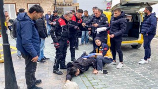 Ticari taksi ve motosiklet sürücüsü arasında yol verme kavgası: 1 yaralı