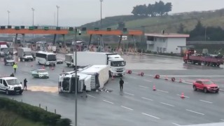 Bursa’da sürücüsünün kontrolünden çıkan tır devrildi