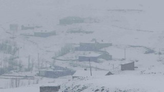 Hakkari’de 6 köy ve 14 mezra yolu ulaşıma kapandı