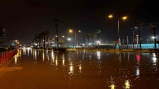 İskenderun’da şiddetli yağışla birlikte caddeler göle döndü