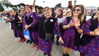 İzmir’de festival havasında Kadınlar Günü kutlaması “Bugün olmadığında eşitliği sağladık diyeceğiz”