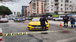 Kadıköy’de taksiciyi gasp edip bıçakladılar