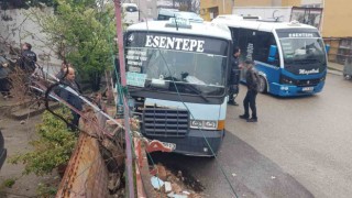 Karabük'te Yolcu dolu minibüs bahçe duvarına çarptı: 5 yaralı