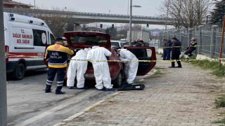 Küçükçekmece’de, bir kişi araç içinde silahla vurulmuş halde ölü bulundu