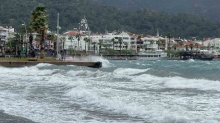 Marmaris’te önce fırtına, sonra sağanak yağış etkili oldu