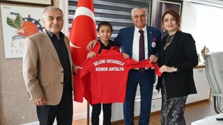 Masa tenisi sporcularından Başkan Topaloğlu’na ziyaret