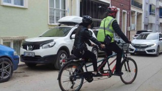 Özel gereksinimli kadın çalışan, iş yerine tandem bisikletle götürüldü