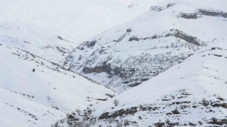 Şırnak’ta kar altında kalan Tanin Tanin Dağları havadan görüntülendi