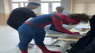 Spiderman kıyafeti ile oy kullandı