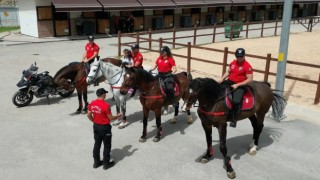 Adana’da engelli çocuklar polis araçlarına ve ata bindi