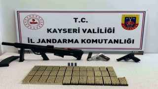 Kaçak silah ticareti yapan şahıs jandarmadan kaçamadı