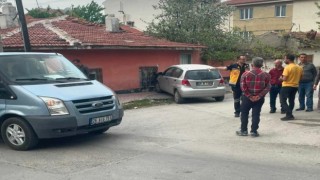 Minibüsle çarpışan otomobil evin duvarına çarparak durabildi