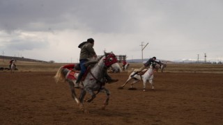 Oruç tutan sporcular yağmur çamur demeden cirit oynadılar