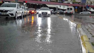 Şanlıurfa’da sağanak yağış etkili oluyor