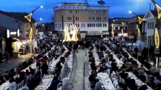 Yüzlerce kişi aynı iftar sofrasında bir araya geldi