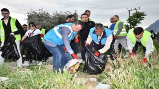 Belediye başkanı ve işçiler 3,5 saat çöp temizledi