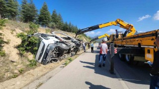 Burdur’da otomobil taşıyan çekici şarampole devrildi: 1 yaralı