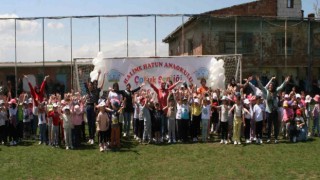 Çocuk şenliğinde doyasıya eğlendiler