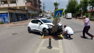 Kaza yapan otomobil, trafik levhasına çarparak durabildi