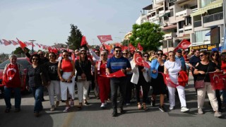 Kuşadası’nda binler Ata’sı için yürüdü