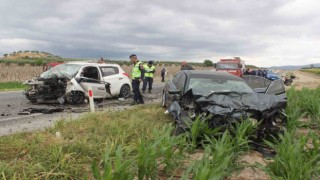 Manisa’da otomobiller kafa kafaya çarpıştı: 1’i ağır 3 yaralı