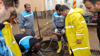 Nevşehir Belediyesi ekipleri aşırı yağıştan etkilenen mahallelerde temizlik ve onarım çalışmalarını sürdürüyor