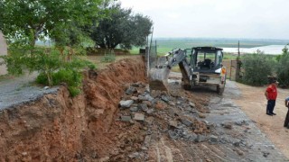 Tarsus’ta fırtınada devrilen istinat duvarı otomobilin üzerine düştü