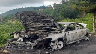 Trabzon’da park halindeki otomobil alev alev yandı