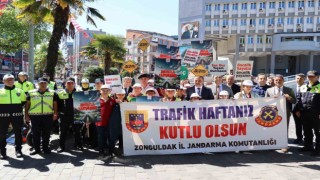 Trafik Haftası kutlamasına katılanlara kırmızı düdük dağıtıldı