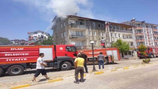 4 katlı binadaki yangın paniğe sebep oldu