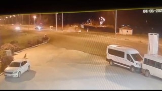 Ardahan’da önündeki araca çarpan otomobil takla attı