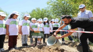 Diyarbakır’da fidanlar miniklerin eliyle toprakla buluştu