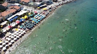 Foça’da tatilci yoğunluğu: Plajlar tıklım tıklım