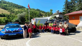 Jandarma depremzede öğrencileri okullarında ziyaret etti