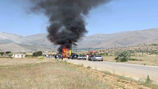 Kahramanmaraş’ın Afşin ilçesinde seyir halindeki kepçe yandı