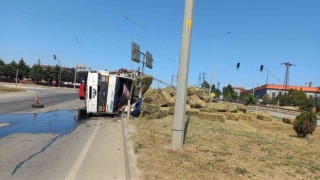 Kontrolden çıkan saman balyası yüklü kamyon devrildi