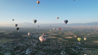 Pamukkale’de balonlar günde 300 turist ile birlikte yükseliyor