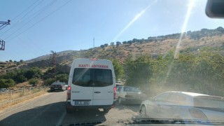 Piknikçilerin hatalı parkı yolu trafiğe kapattı