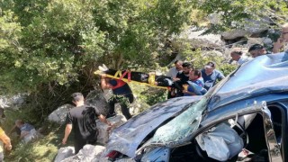 Yayla yolunda otomobil uçuruma yuvarlandı: 5 yaralı