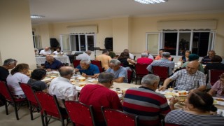 Başkan Günel Davutlar Cemevi’nde ’Matem orucu’ açma yemeğine katıldı