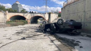 Esenyurt’ta yolu karıştıran sürücü dereye uçtu