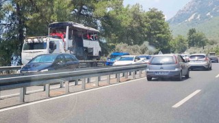 Kaza yapan Midibüs çekici ile taşındı