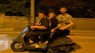 Motosiklette 2’si çocuk 3 kişinin tehlikeli yolculuğu kamerada