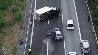 Otomobil kamyonla çarpıştı, otoyol trafiğe kapandı