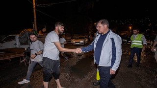 Şiddetli yağış yaşamı etkiledi Başkan Cemil Tugay ekiplerle birlikte sahaya indi