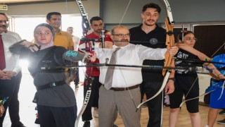 Vali Ustaoğlu, genç sporcularla spor yaptı