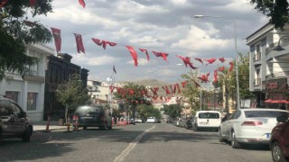 Kars bayraklarla donatıldı