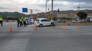 Kırmızı ışık ihlali trafik kazasına neden oldu, 2’si çocuk 4 kişi yaralandı